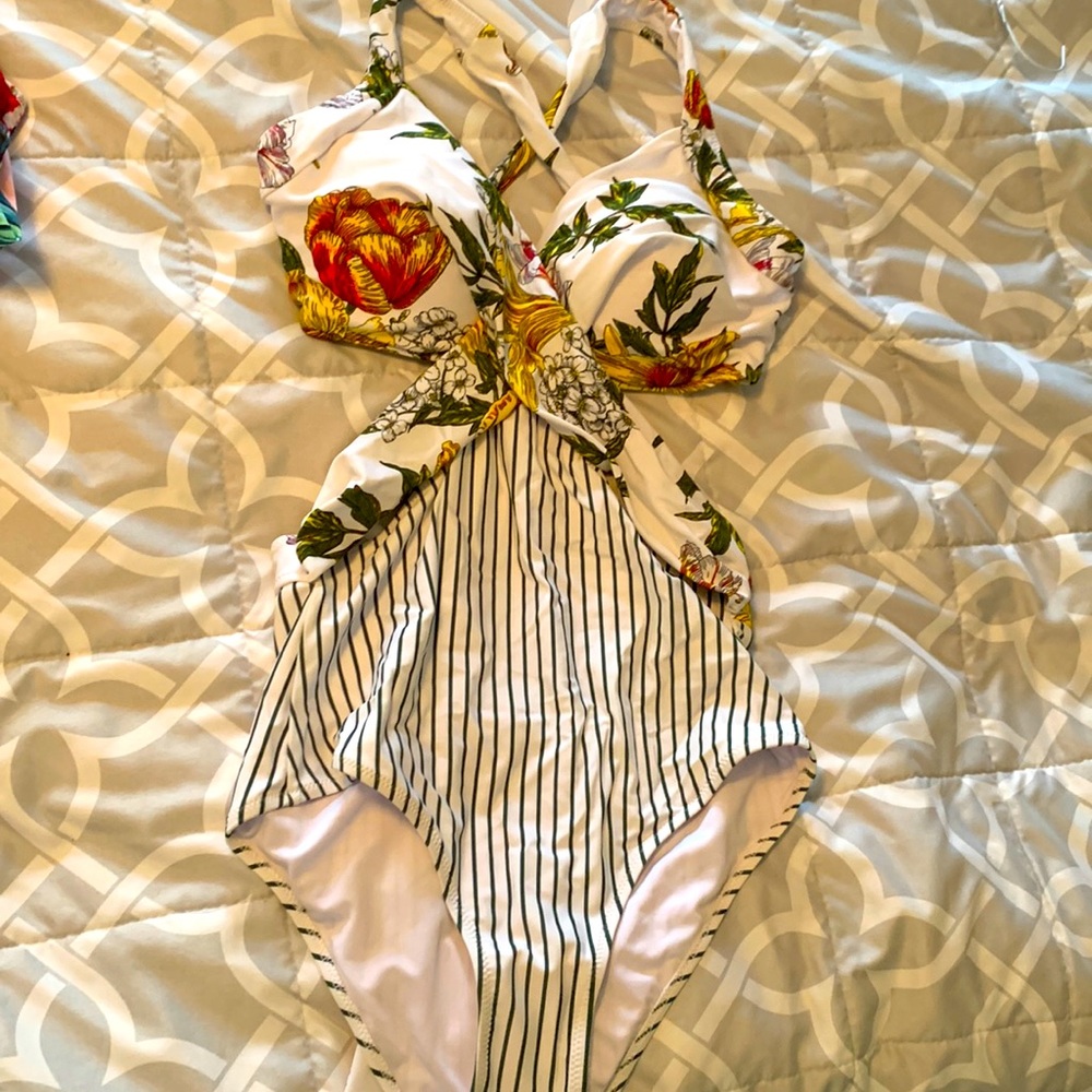 Cupshe one piece bathing suit. Never worn with tags
